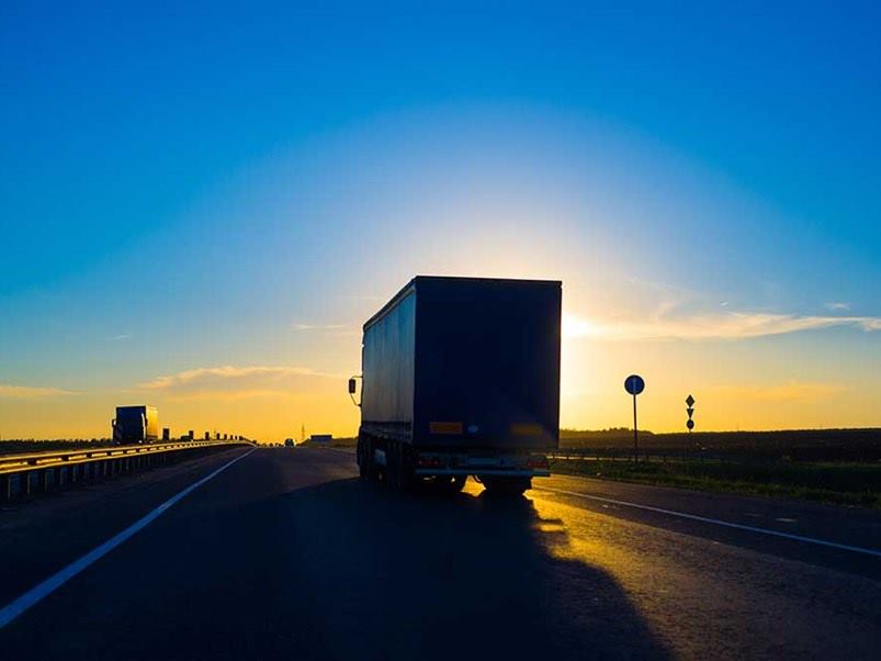 transporte-camion-puesta-sol